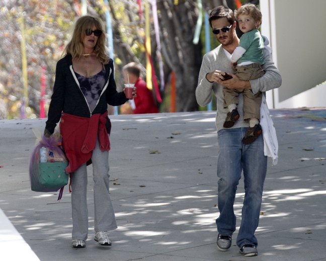 Oliver Hudson, jeans, sunglasses, gray shirt, Wilder Hudson, Goldie Hawn, sunglasses, necklace, basket, tank top, black jacket